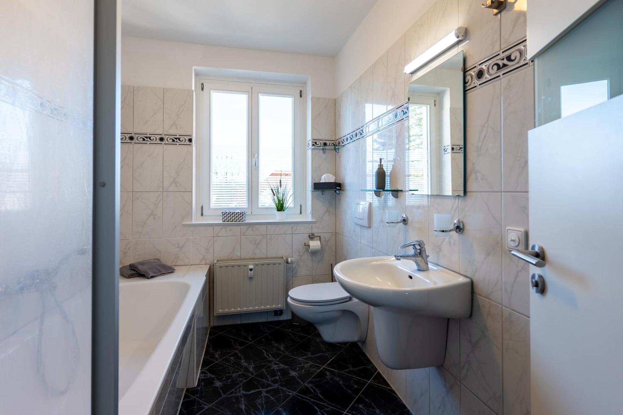 Doppelhaus- Villa Leipzig Schleussig , Moderner Altbau Apartment Dachetage Mit 2 Schlafzimmern Und Separatem Zusatzzimmer , Parkplatz - Balkon - Kamin - Eicheparkett - Arbeitsplatz المظهر الخارجي الصورة