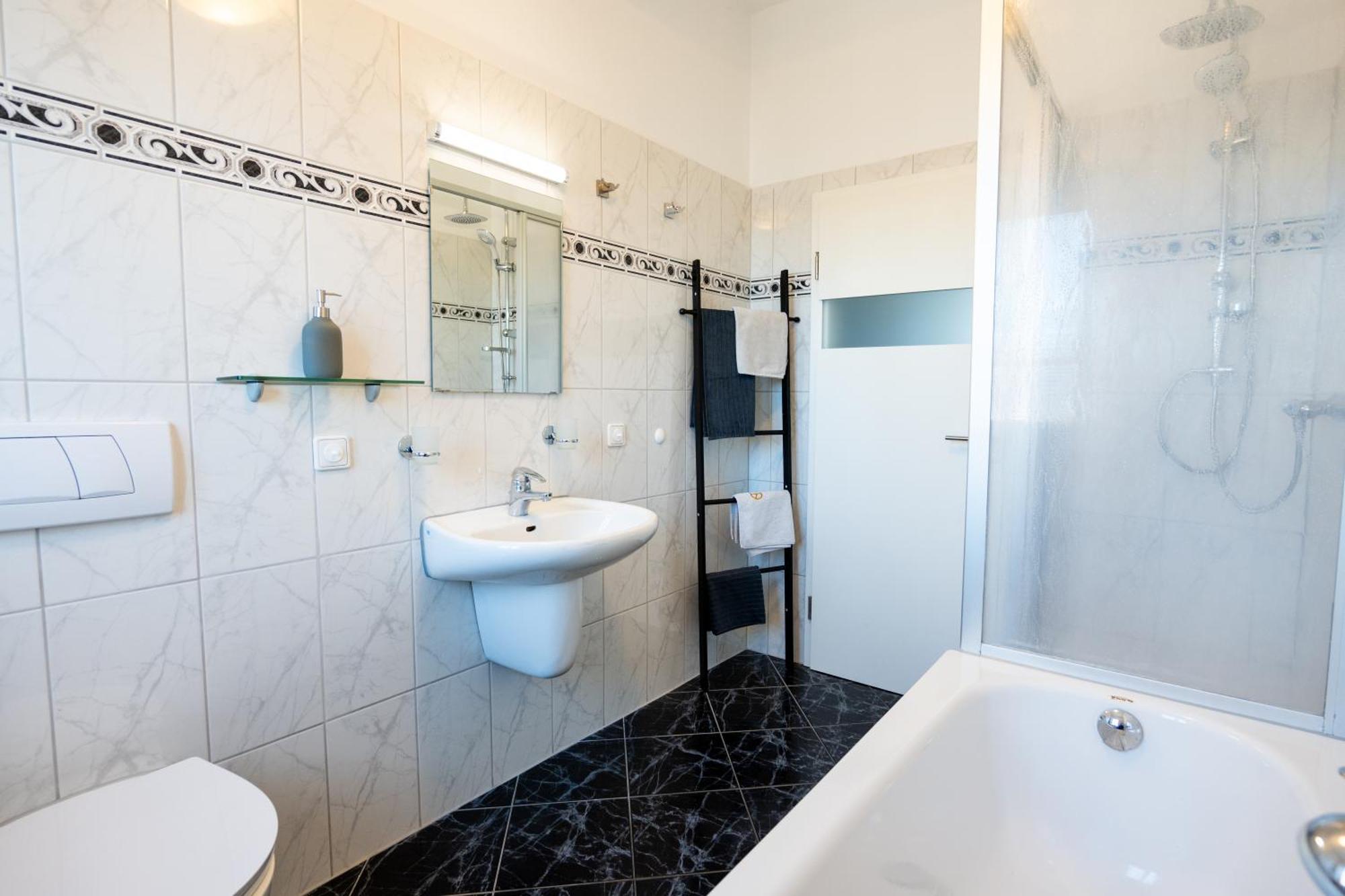 Doppelhaus- Villa Leipzig Schleussig , Moderner Altbau Apartment Dachetage Mit 2 Schlafzimmern Und Separatem Zusatzzimmer , Parkplatz - Balkon - Kamin - Eicheparkett - Arbeitsplatz المظهر الخارجي الصورة