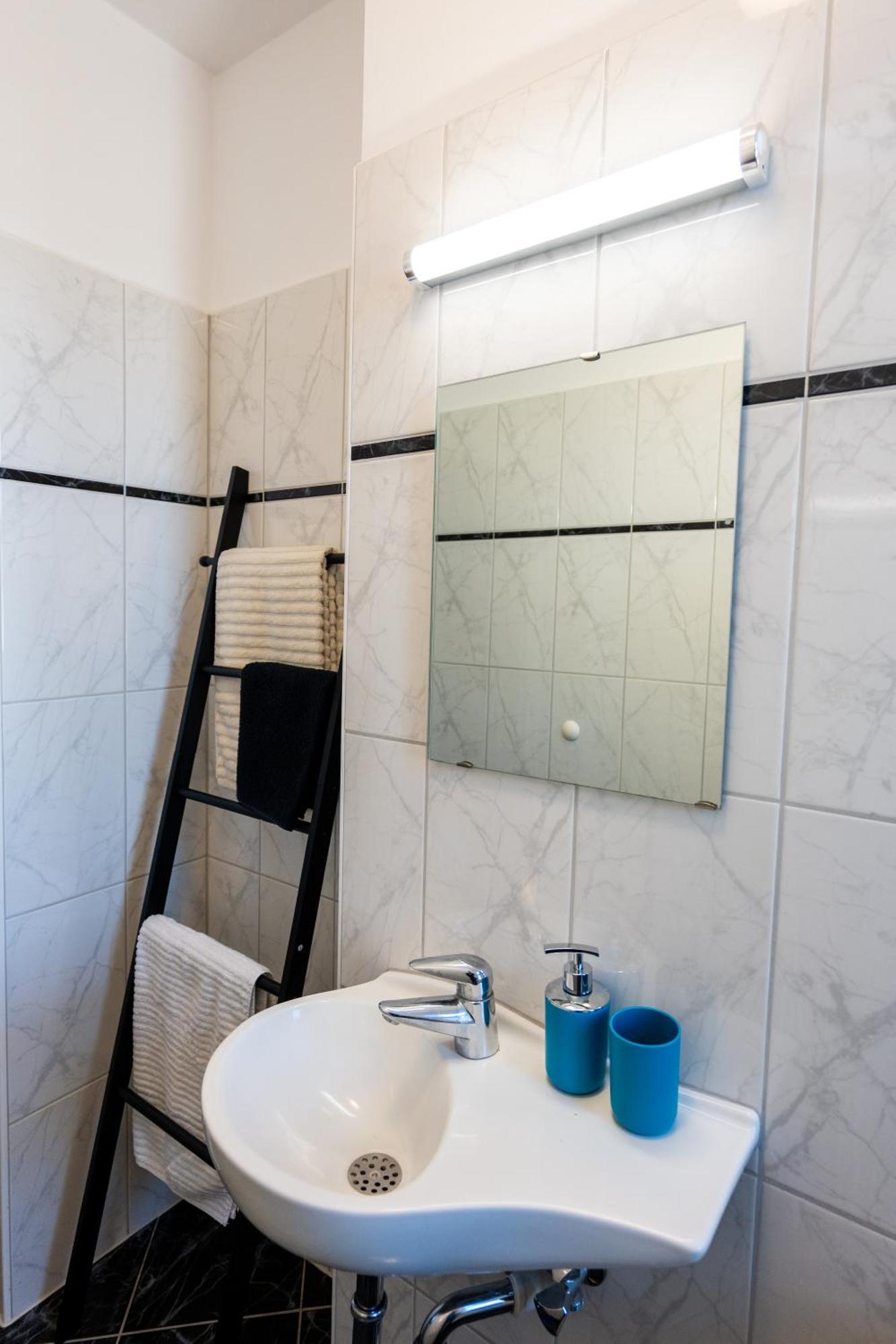 Doppelhaus- Villa Leipzig Schleussig , Moderner Altbau Apartment Dachetage Mit 2 Schlafzimmern Und Separatem Zusatzzimmer , Parkplatz - Balkon - Kamin - Eicheparkett - Arbeitsplatz المظهر الخارجي الصورة