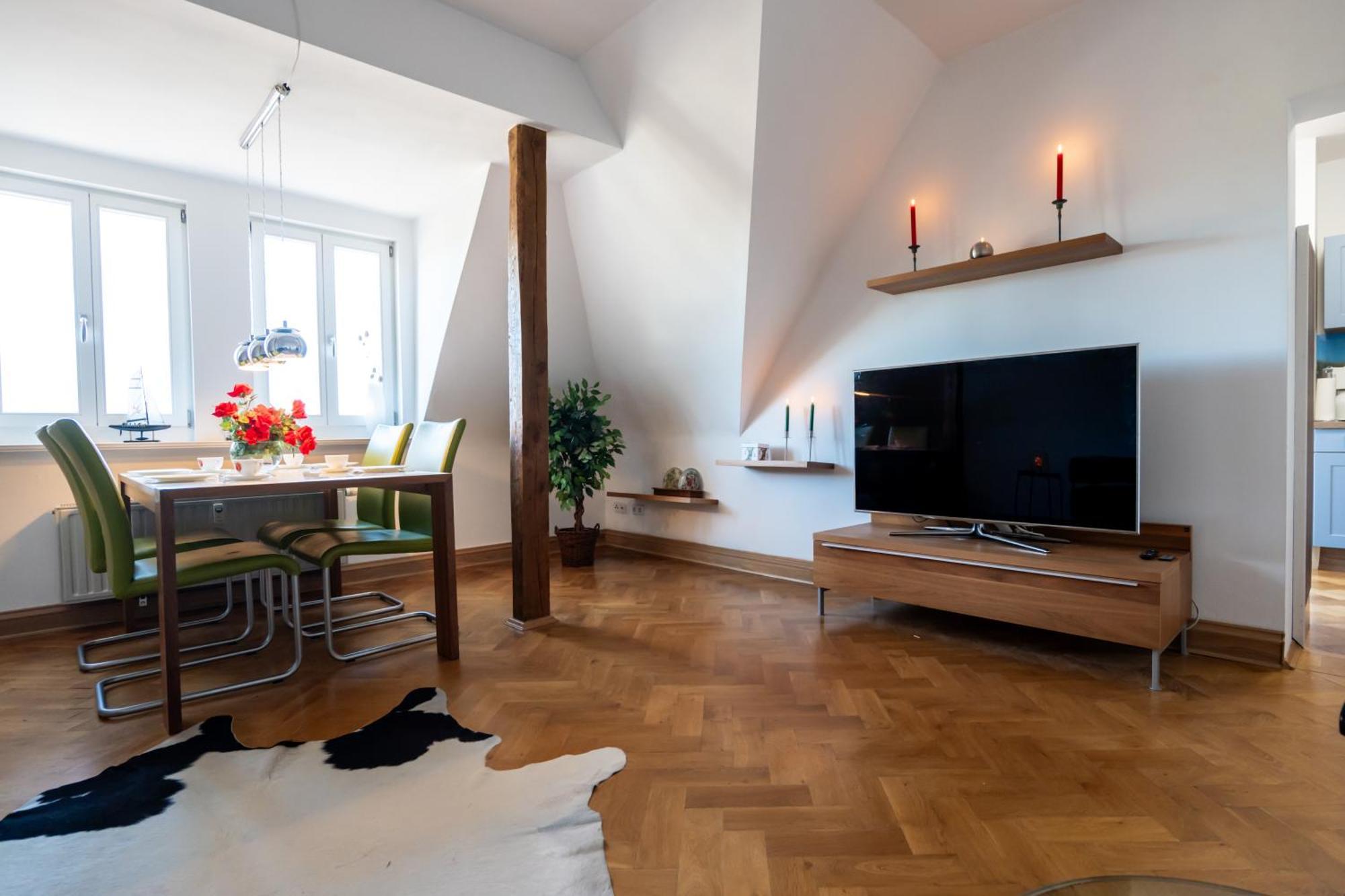 Doppelhaus- Villa Leipzig Schleussig , Moderner Altbau Apartment Dachetage Mit 2 Schlafzimmern Und Separatem Zusatzzimmer , Parkplatz - Balkon - Kamin - Eicheparkett - Arbeitsplatz المظهر الخارجي الصورة