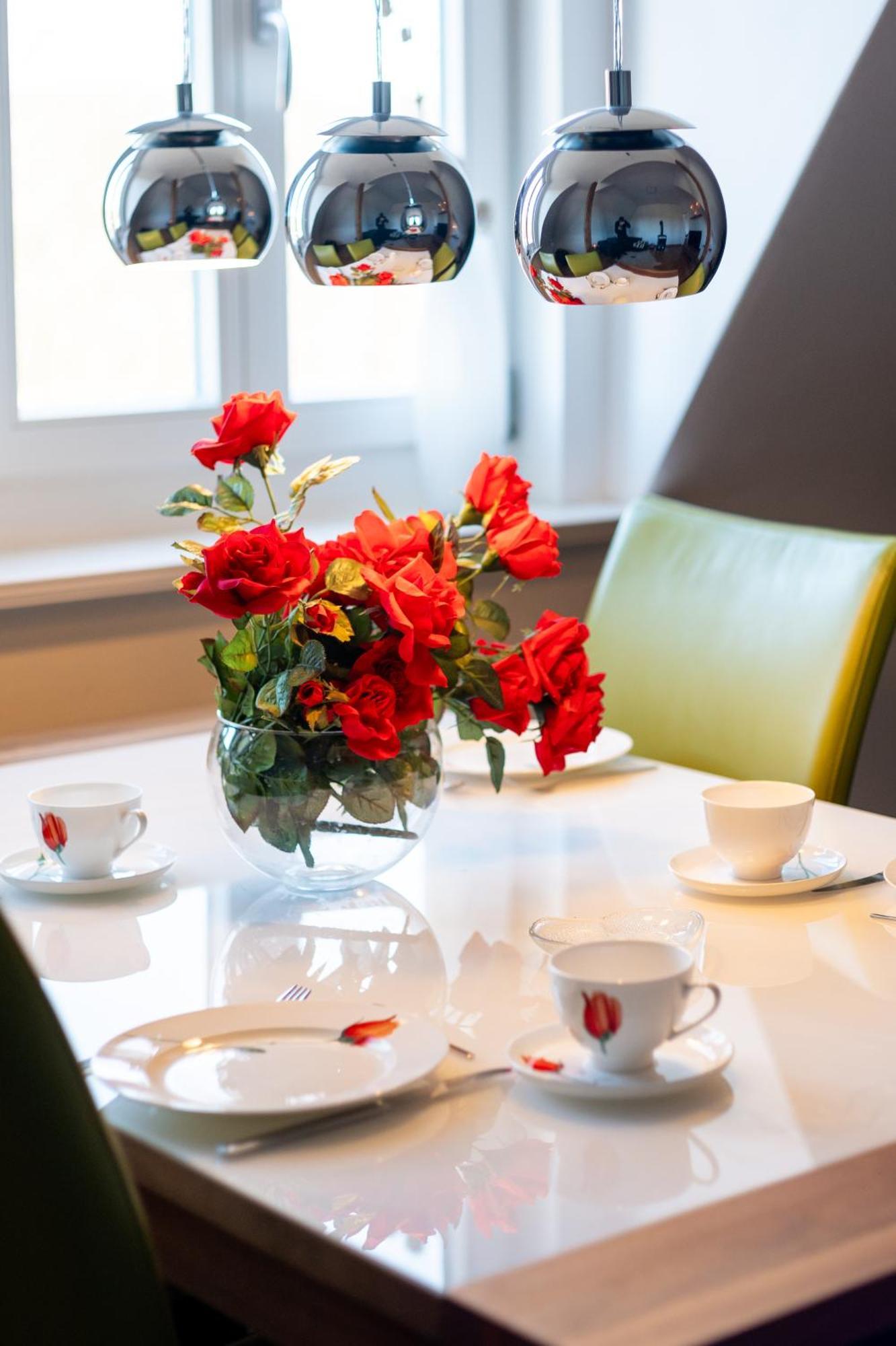Doppelhaus- Villa Leipzig Schleussig , Moderner Altbau Apartment Dachetage Mit 2 Schlafzimmern Und Separatem Zusatzzimmer , Parkplatz - Balkon - Kamin - Eicheparkett - Arbeitsplatz المظهر الخارجي الصورة