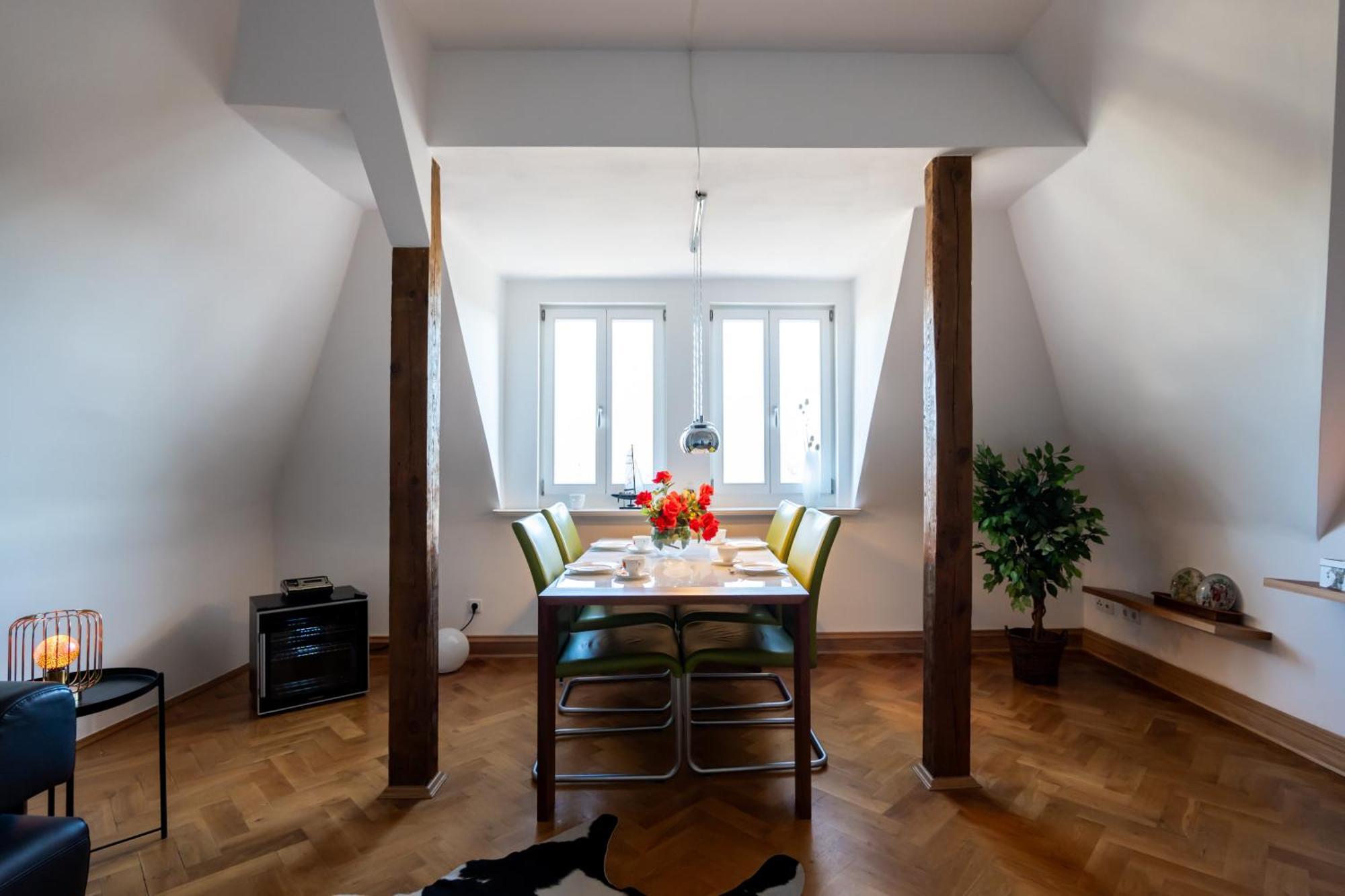 Doppelhaus- Villa Leipzig Schleussig , Moderner Altbau Apartment Dachetage Mit 2 Schlafzimmern Und Separatem Zusatzzimmer , Parkplatz - Balkon - Kamin - Eicheparkett - Arbeitsplatz المظهر الخارجي الصورة