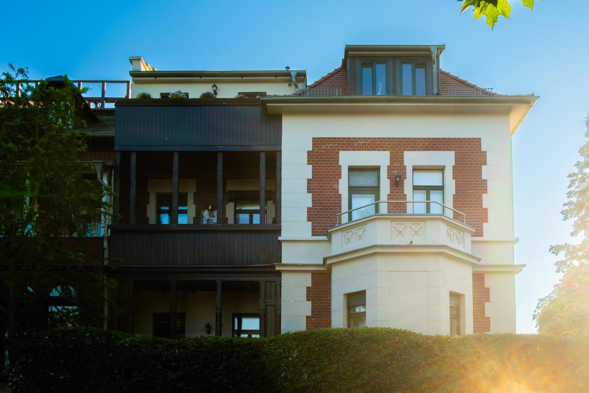 Doppelhaus- Villa Leipzig Schleussig , Moderner Altbau Apartment Dachetage Mit 2 Schlafzimmern Und Separatem Zusatzzimmer , Parkplatz - Balkon - Kamin - Eicheparkett - Arbeitsplatz المظهر الخارجي الصورة