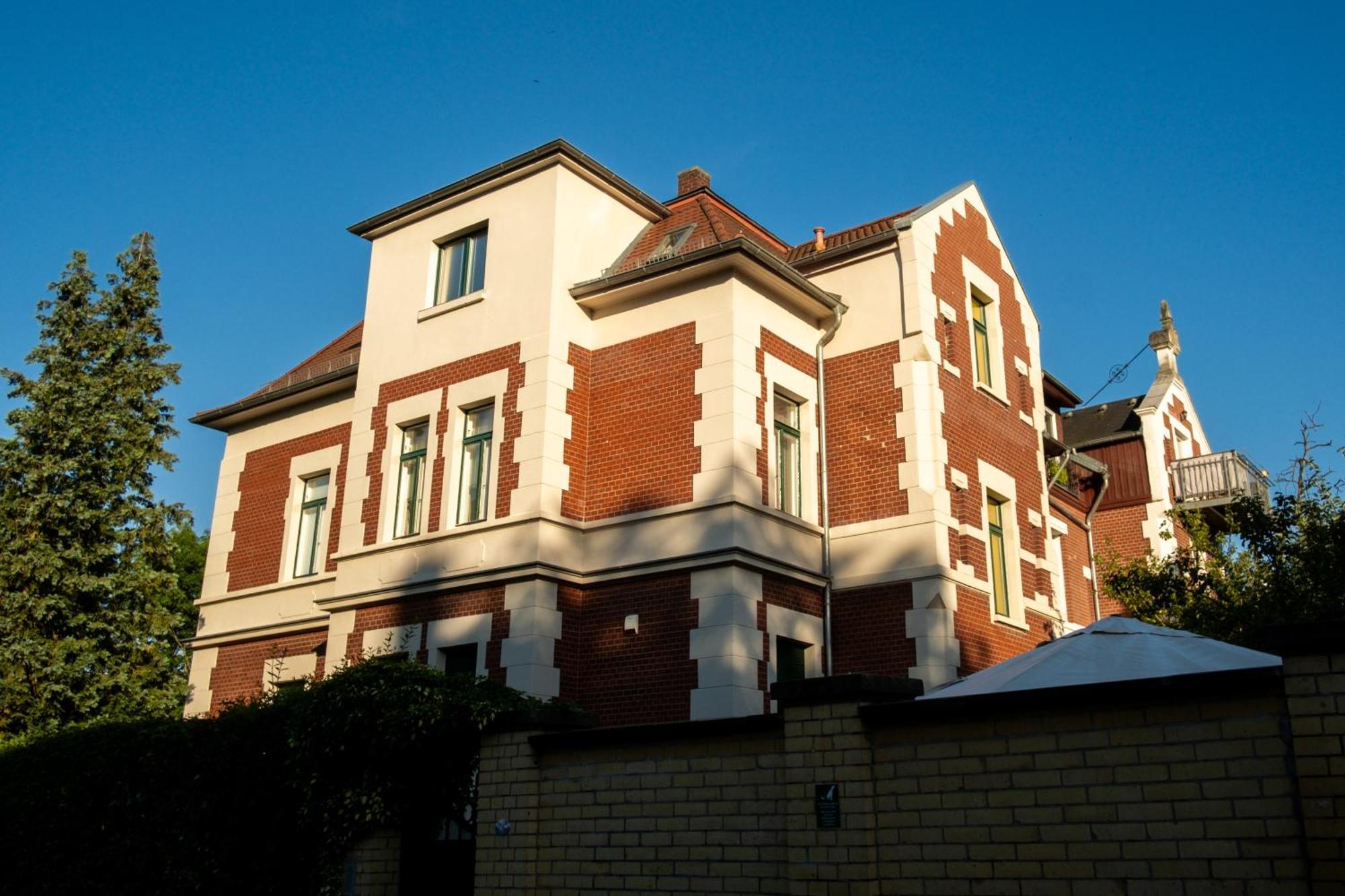 Doppelhaus- Villa Leipzig Schleussig , Moderner Altbau Apartment Dachetage Mit 2 Schlafzimmern Und Separatem Zusatzzimmer , Parkplatz - Balkon - Kamin - Eicheparkett - Arbeitsplatz المظهر الخارجي الصورة